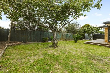 Photo of property in 26 Etherton Drive, Weymouth, Auckland, 2103