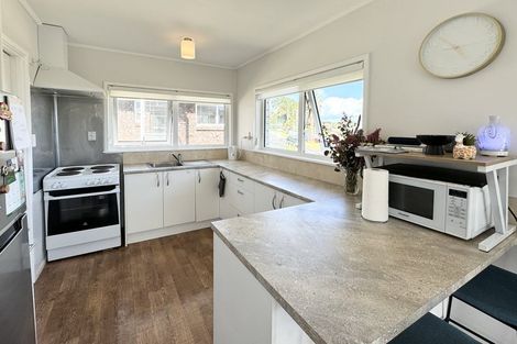 Photo of property in 1/5 Finn Place, Totara Vale, Auckland, 0629