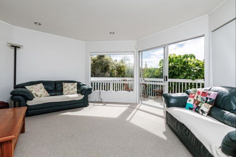 Photo of property in 2/8 Braemar Road, Castor Bay, Auckland, 0620