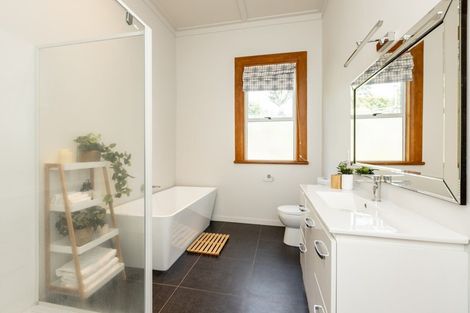 Photo of property in 123 Chaucer Road, Hospital Hill, Napier, 4110