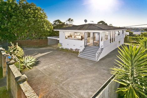 Photo of property in 96 Pupuke Road, Hillcrest, Auckland, 0627