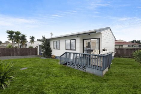 Photo of property in 2/4 Maplesden Drive, Clendon Park, Auckland, 2103