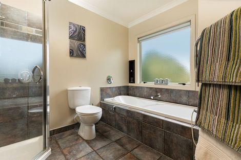 Photo of property in 28 Admirals Court Drive, Greenhithe, Auckland, 0632