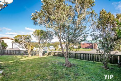 Photo of property in 7 Cheltenham Terrace, Newlands, Wellington, 6037
