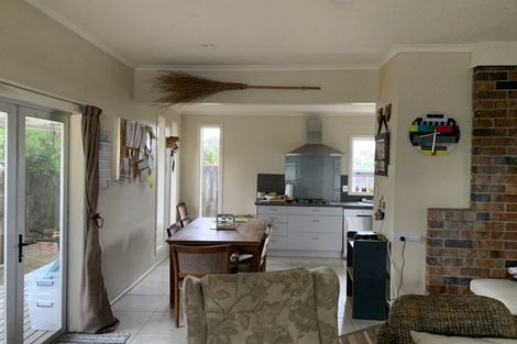 Photo of property in 2/20 Hutchinsons Road, Bucklands Beach, Auckland, 2014