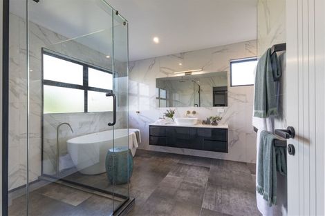 Photo of property in 142 West Harbour Drive, West Harbour, Auckland, 0618