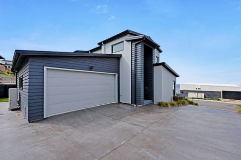 Photo of property in 5 Cessna Way, Newlands, Wellington, 6037