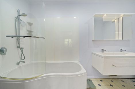 Photo of property in 56 Tio Tio Road, Miramar, Wellington, 6022