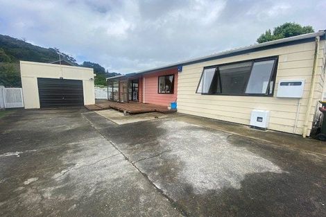Photo of property in 207a Whites Line East, Waiwhetu, Lower Hutt, 5010