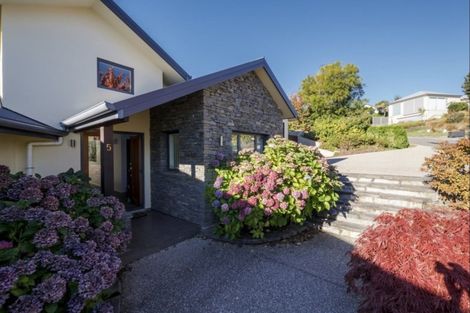 Photo of property in 5 Milward Place, Kelvin Heights, Queenstown, 9300