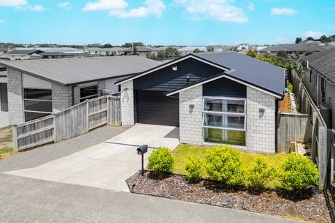 Photo of property in 10 Tomairangi Crescent, Pukekohe, 2120