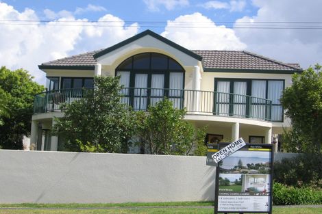 Photo of property in 2/9 Miri Road, Rothesay Bay, Auckland, 0630