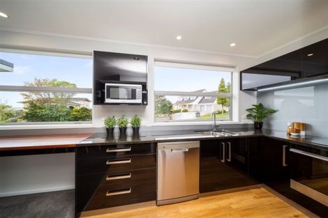 Photo of property in 10 Montana Place, Merrilands, New Plymouth, 4312