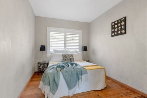 Photo of property in 110 Candia Road, Henderson Valley, Auckland, 0614