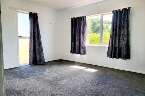 Photo of property in 779 East Coast Road, Northcross, Auckland, 0630