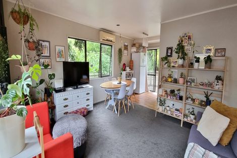 Photo of property in 2/5 September Place, Forrest Hill, Auckland, 0620