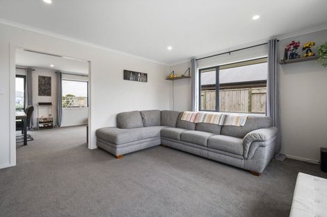 Photo of property in 21 Sardinia Grove, Fitzherbert, Palmerston North, 4410