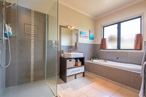 Photo of property in 60 Ruapehu Drive, Fitzherbert, Palmerston North, 4410