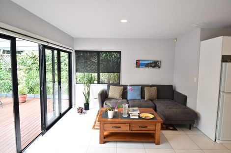 Photo of property in 3/252 East Coast Road, Forrest Hill, Auckland, 0620