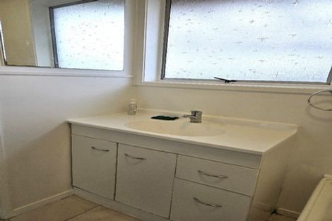 Photo of property in 2/56 Cockayne Crescent, Sunnynook, Auckland, 0620