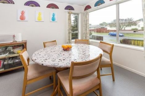 Photo of property in 2 Heyford Close, Mangere, Auckland, 2022
