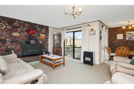 Photo of property in 4 Heron Place, Waiuku, 2123