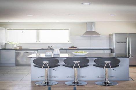 Photo of property in 2 Vanbrugh Place, Bucklands Beach, Auckland, 2014