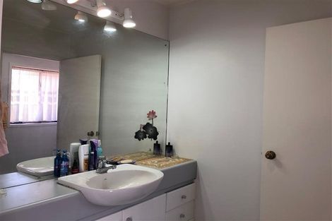 Photo of property in 9 Strabo Place, Windsor Park, Auckland, 0632