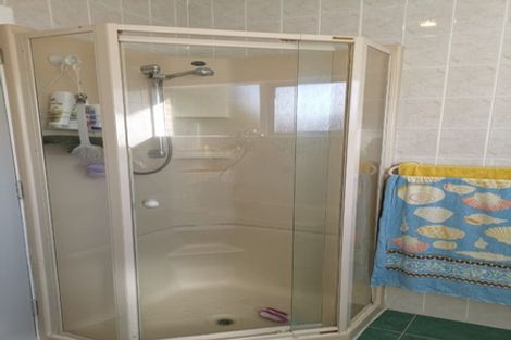 Photo of property in 44 Royal View Road, Te Atatu South, Auckland, 0610