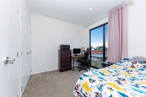 Photo of property in 28d Edmonton Road, Henderson, Auckland, 0612