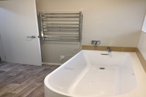 Photo of property in 2/5 Woodall Place, Totara Vale, Auckland, 0627