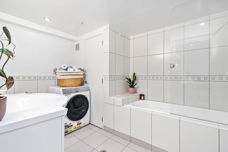 Photo of property in Stadium Garden Flats, 114/107 Thorndon Quay, Pipitea, Wellington, 6011