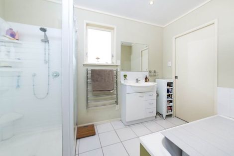 Photo of property in 1/156 Carlisle Road, Northcross, Auckland, 0632