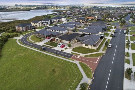 Photo of property in 14 Iwinuku Crescent, Wattle Downs, Auckland, 2103