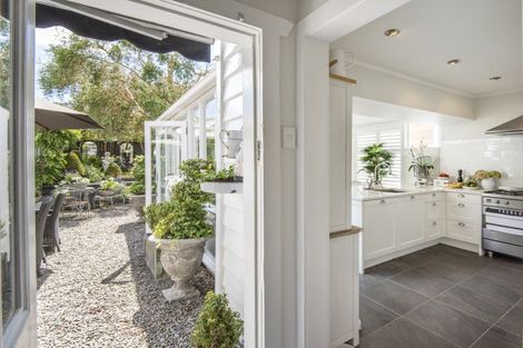 Photo of property in 10 Queens Parade, Devonport, Auckland, 0624