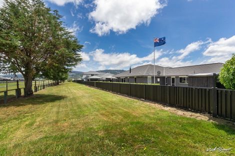 Photo of property in 33 Buddle Road, Wallaceville, Upper Hutt, 5018