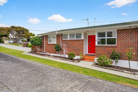 Photo of property in 2/35 Rangitoto Terrace, Milford, Auckland, 0620