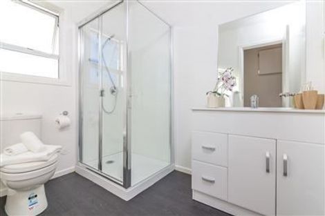 Photo of property in 2 Totara Road, Te Atatu Peninsula, Auckland, 0610