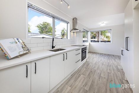 Photo of property in 17 Becker Drive, Weymouth, Auckland, 2103