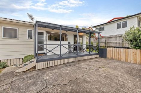 Photo of property in 2/11 Longreach Drive, Sunnyvale, Auckland, 0612