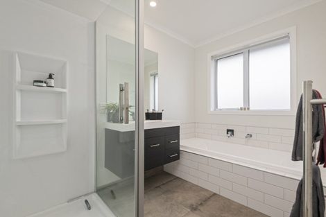 Photo of property in 13 Mediterranean Grove, Fitzherbert, Palmerston North, 4410