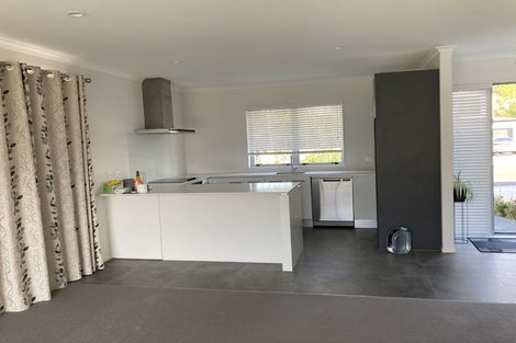 Photo of property in 37 Mettam Drive, Swanson, Auckland, 0614