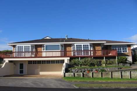 Photo of property in 20 Ewhurst Place, Goodwood Heights, Auckland, 2105
