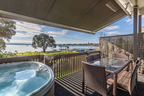 Photo of property in 2/56 Kiwi Esplanade, Mangere Bridge, Auckland, 2022