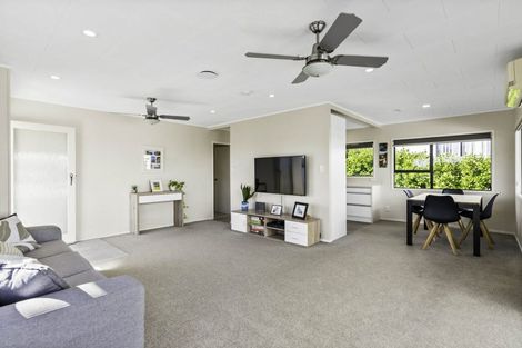 Photo of property in 34 Meadowood Drive, Unsworth Heights, Auckland, 0632