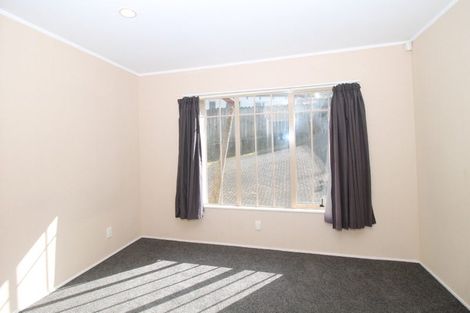 Photo of property in 2/49 Ribbonwood Crescent, Goodwood Heights, Auckland, 2105