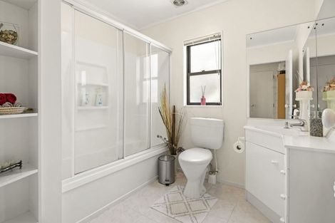 Photo of property in 14 Mandeville Place, Unsworth Heights, Auckland, 0632