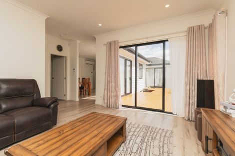 Photo of property in 15 Kuinga Street, Wainui, 0932