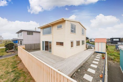 Photo of property in 19 Marine Parade South, Foxton Beach, Foxton, 4815