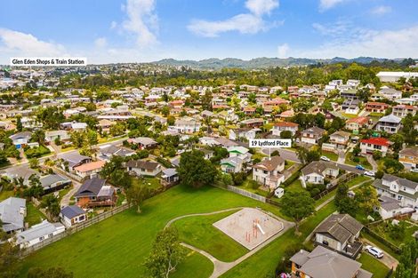 Photo of property in 19 Lydford Place, Glendene, Auckland, 0602